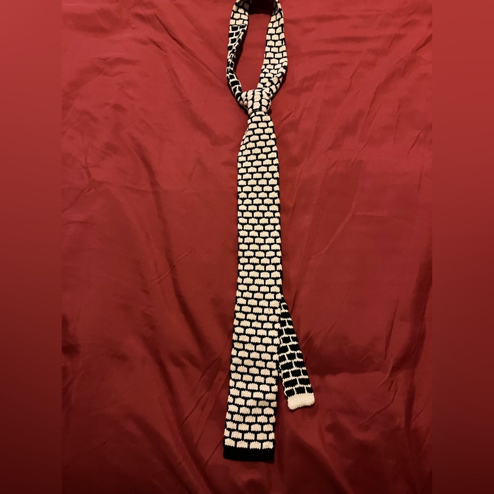 Black and White Women’s Knit Tie